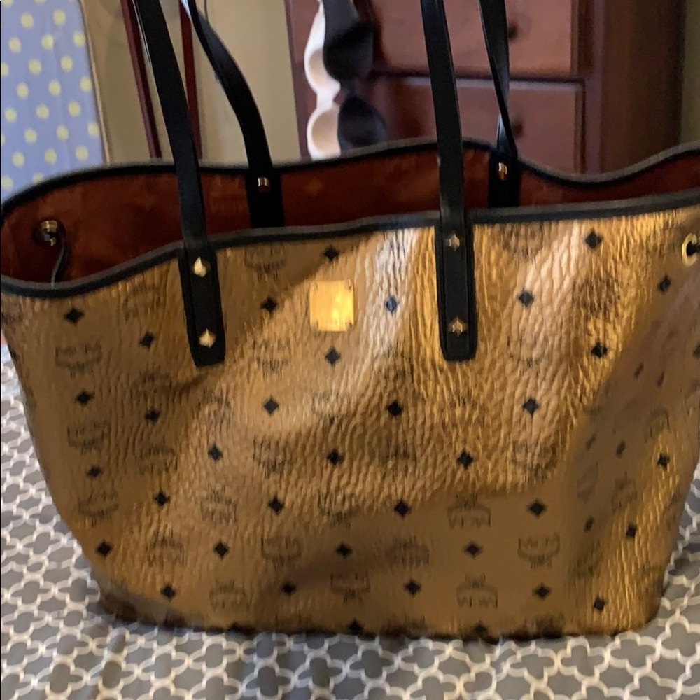 MCM GOLD LARGE TOTE. EXCELLENT CONDITION